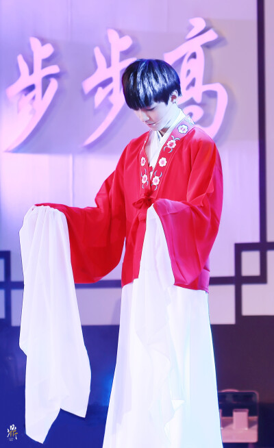 #王俊凯# #TFBOYS王俊凯# #TFBOYS# 151004 杭州步步高公开课 cr：THRONE-问鼎