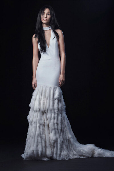 华裔设计师品牌 Vera Wang（王薇薇）于纽约婚纱周发布2016秋冬婚纱系列。本季设计师以玩味和戏剧化做基调，优雅不变，颓废依旧，大大的蝴蝶结浓浓的少女情怀、暗黑长裙则是摇滚风范。
