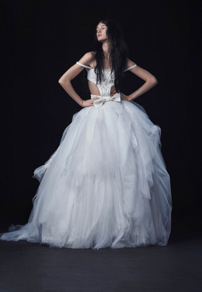 华裔设计师品牌 Vera Wang（王薇薇）于纽约婚纱周发布2016秋冬婚纱系列。本季设计师以玩味和戏剧化做基调，优雅不变，颓废依旧，大大的蝴蝶结浓浓的少女情怀、暗黑长裙则是摇滚风范。