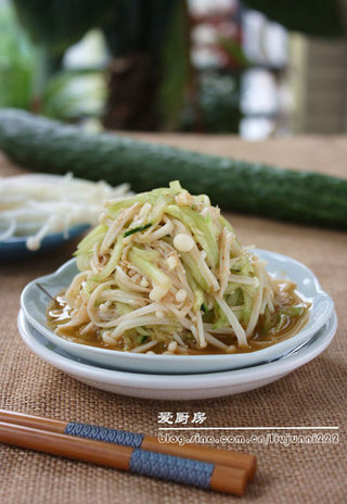 开胃小拌菜：凉拌金针菇 原料：金针菇,青瓜 大蒜，生姜，芝麻油，醋，生抽，白糖，辣椒油； 1.金针菇切去根部，将其撕散开后洗净沥干；锅内放入适量的水烧开，下入洗净的金针菇，焯烫约半分钟后捞出，放入冰水中浸泡至凉再捞出沥干；青瓜洗净后切成丝，蒜姜切末； 2.将处理好的金针菇与青瓜放入大碗中，放入蒜末、姜末、适量的盐、芝麻油、辣椒油、醋、生抽、少许白糖，拌匀后即可。