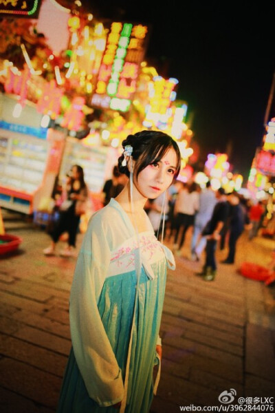 #汉服##汉服旅行# ||去年元夜时，花市灯如昼。 月上柳梢头，人约黄昏后。 ||摄影@某猫不吃鱼 妆面：原po. 服装@汉尚华莲汉服