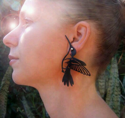 材质以皮革和橡胶为主，融入剪纸元素的创新饰品，在欧美市场价格在10～100欧元不等。（本人非代购，勿扰。）