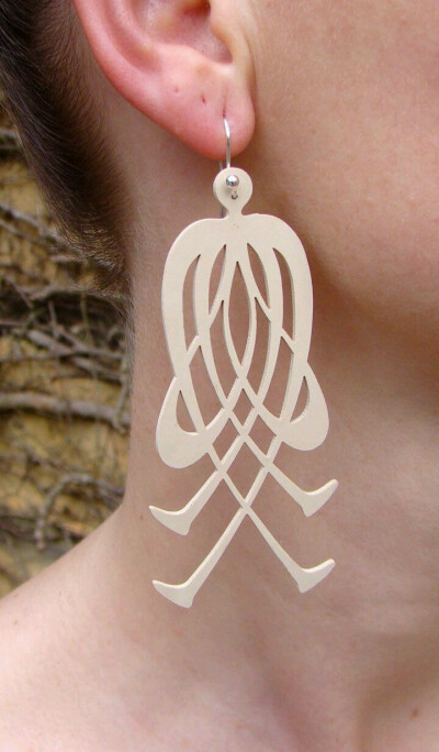 材质以皮革和橡胶为主，融入剪纸元素的创新饰品，在欧美市场价格在10～100欧元不等。（本人非代购，勿扰。）