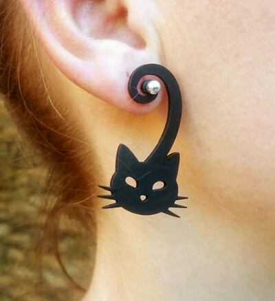 材质以皮革和橡胶为主，融入剪纸元素的创新饰品，在欧美市场价格在10～100欧元不等。（本人非代购，勿扰。）