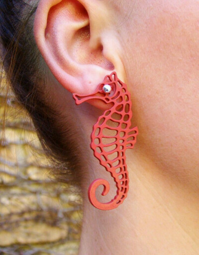 材质以皮革和橡胶为主，融入剪纸元素的创新饰品，在欧美市场价格在10～100欧元不等。（本人非代购，勿扰。）