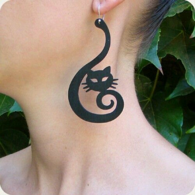 材质以皮革和橡胶为主，融入剪纸元素的创新饰品，在欧美市场价格在10～100欧元不等。（本人非代购，勿扰。）