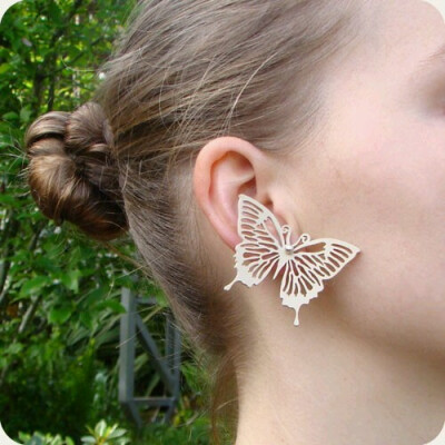 材质以皮革和橡胶为主，融入剪纸元素的创新饰品，在欧美市场价格在10～100欧元不等。（本人非代购，勿扰。）