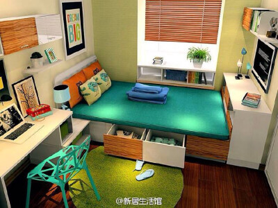 比较窄的房间可以借鉴一下 床前横放一张定制的床加上柜子不仅能节省空间 也让本来就小的空间看起来并不那么拥挤了 还能增加储物空间实现收纳