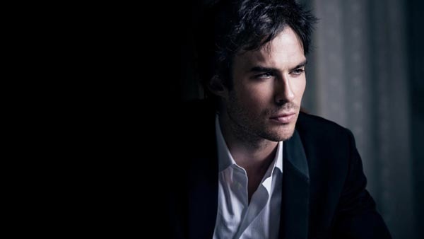 伊恩·萨默海尔德(Ian Joseph Somerhalder)，2004年他因出演电视剧《迷失》中Boone Carlyle一角而被广为人知。后来在《吸血鬼日记》中扮演哥哥达蒙·萨尔瓦托，更让他声名大噪。恐怕最难忘的是他炯炯有神的目光和冷酷有型的表情。