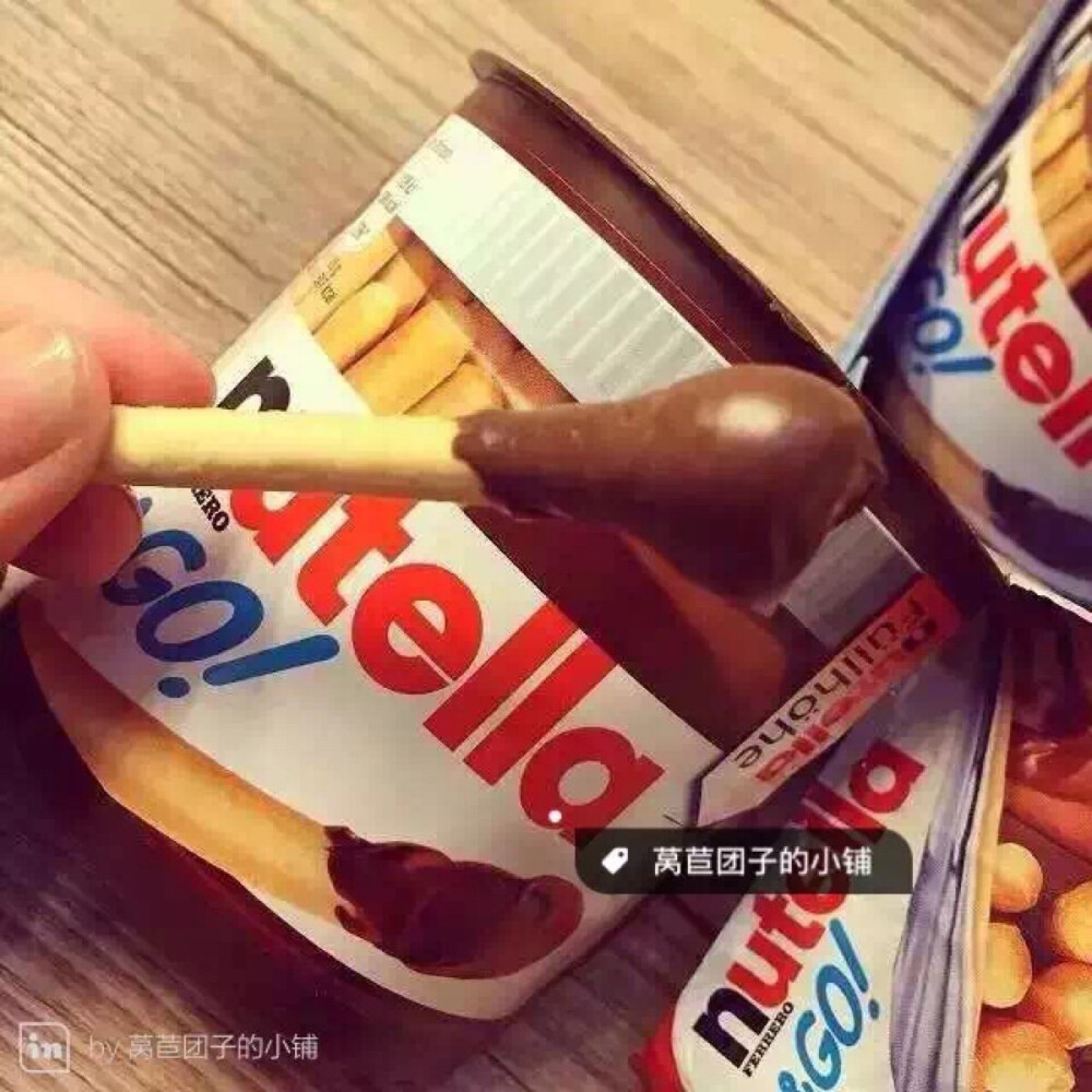 费列罗巧克力手指饼干到货当手指饼干遇上产自意大利费力罗的榛子口味巧克力酱，简直是罪恶的源泉！！手指饼干蘸传说中的费列罗酱  让我说什么好啊好好吃无论是直接食用，和面包搭配着吃，做西点，还是调制巧克力果品都是非常美味