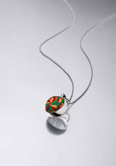 爱马仕全新Pendentif Boule 珐琅腕表（2015），Pendentif Boule 吊坠配上白金项链后，旋转流动，摇晃生姿，呈现两款面貌：表背的彩色花冠，或是面盘的珍珠母贝。 在时间悠然流逝时，精致悦目。