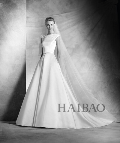 Atelier Pronovias是Pronovias品牌婚纱的高定线，其2016春夏婚纱系列Lookbook以黑白色风格诠释高级定制的奢华之美，简约但极有质感，与品牌崇尚极简的设计理念相呼应，堪称完美。