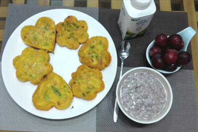 青菜鸡蛋饼，黑麦红米粥，红提，酸奶