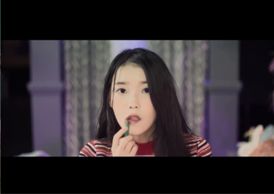 IU-《二十三》 人们对我也总是很亲切，跟我打招呼的那女人， 在角落里转悠着现在也还笑得出来吗，总觉得不安，我想永远当个孩子。 不是，不是 想成为有气质的女人。啊 决定好了 我要拼命努力生活。不 把一切搞砸吧