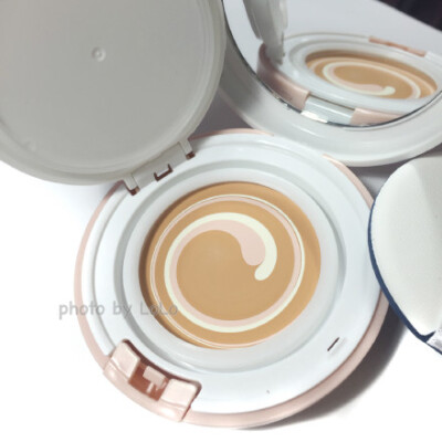 【种草。安利】#一步裸妆BB霜# 爱丽小屋的这个粉膏挺盖的 是粉膏 不是气垫 附赠气垫粉扑 上妆快 不干不卡纹 奶油光泽肌 拿来补妆也很方便
持久度还不错 不暗沉 一百rmb不到 比凉肌适合我