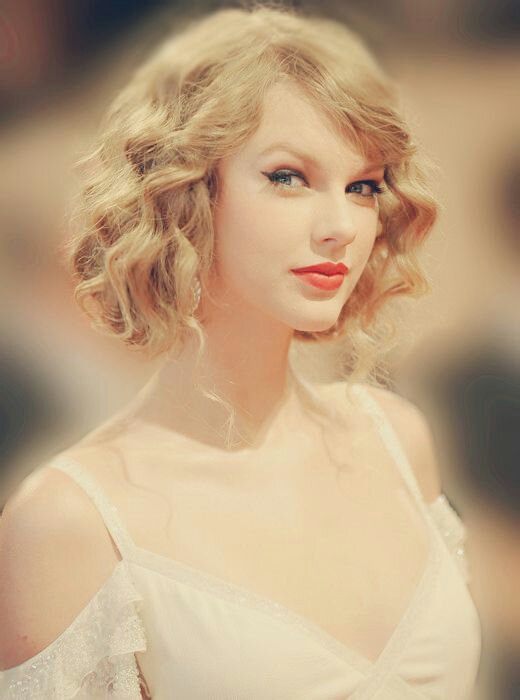 taylorswift泰勒斯威夫特霉霉拿出一张旧时照片你像宫廷来的公主