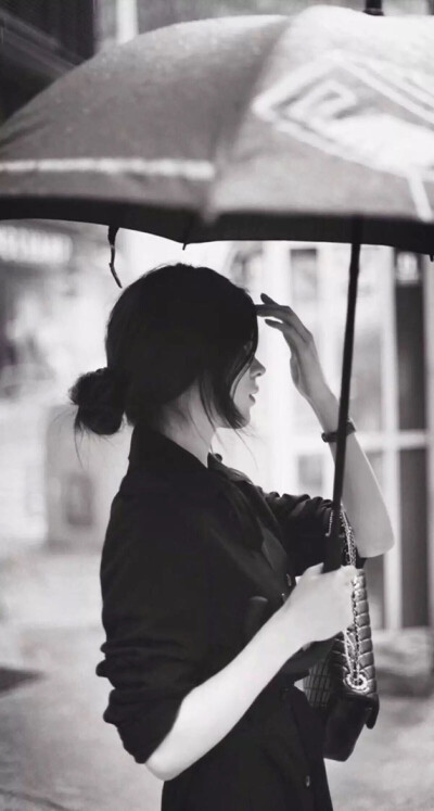 下雨了，为何不是你为我撑伞