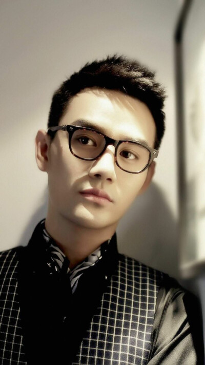 王凯kkw 凯凯王 靖王 高清无水印超美，颜好！手美！ 腿长！ 鹿眼 ！声线苏！一枚就能满足你所有的&amp;quot;控&amp;quot;求