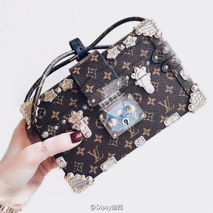 Louis Vuitton S/S 2016 Monogram Collections，新季重获新生的老花系列箱包…转自微博