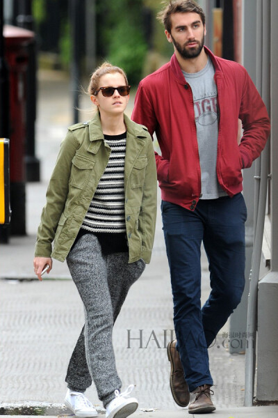 24岁的艾玛·沃特森 (Emma Watson) 与22岁的牛津高材生男友Matthew Janney被曝已经分手一个月，Emma的发言人表示两人是和平分手，现在依旧是朋友，而分手的原因则是Emma的电影工作日程安排太满。