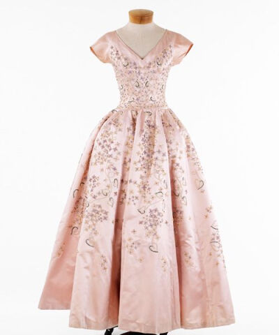 粉红色的缎子和亮片的晚礼服，1953
