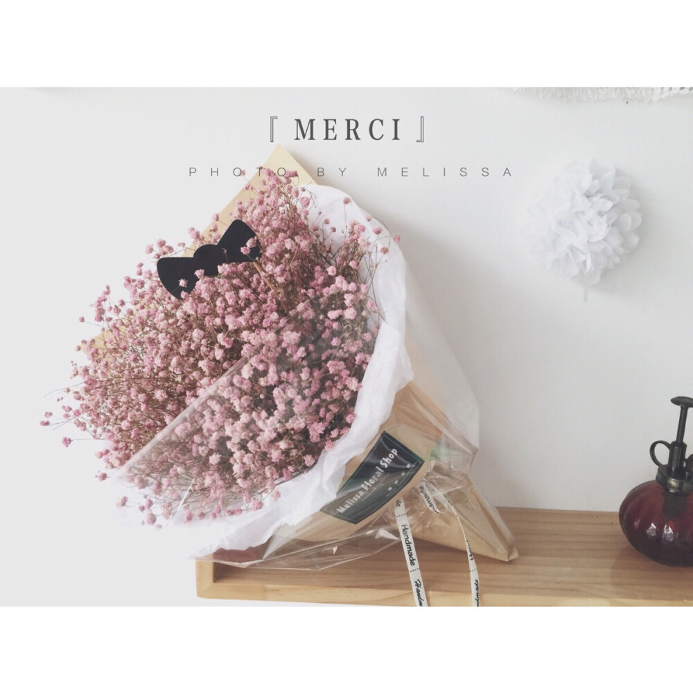 自打回来就被催着更新。这次要更的干花满天星花束从挑选花材到最后打样成型经历了一个星期之久，感觉把干花做成鲜花花束的样子也是蛮拼的。对比多个品种，挑选出花型最饱满丰盈的来诠释【繁星】的主题，每一个细节搭配都是本着对顾客负责的原则。花束长45cm，宽35cm，可邮寄。等待懂它喜欢它的人！