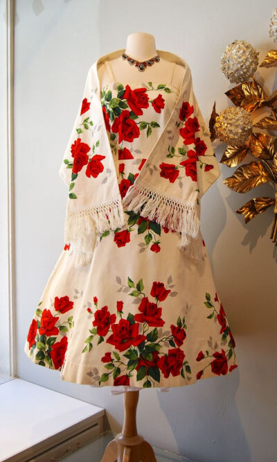 1950s玫瑰印花连衣裙配配披肩