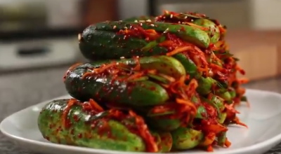 【黄瓜泡菜】在韩国，人们常在没有胃口时吃黄瓜泡菜，因此也就成了四季皆宜的料理。1.黄瓜用粗盐搓揉， 接着横竖切一刀、一头留少许不切, 从中间切十字花。 2.黄瓜腌在盐水里2小时左右, 用筛子过滤沥干30分钟左右。 …