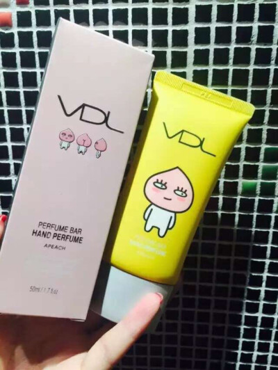 HK新品【vdl护手霜50ml，2015年限量香水护手霜】大白菜价格，萌爆了的造型。别看是护手霜，也分前调、中调、尾调哦。现货味道是apeach桃子：甜蜜的花果香。涂抹的瞬间马上融入肌理，柔软的奶油质地，水润不黏腻，补…