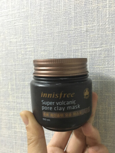 悦诗风吟火山泥面膜！韩国人气清洁面膜，一个礼拜一次。洗净后在用冷水毛巾敷十秒，你会觉得皮肤干净好多，毛孔都小了的说！当然你要配合收敛水