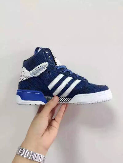 Adidas 新品 高邦。70周年纪念版。 看一眼就很喜欢啦  漂亮有型百搭✔ 36-39码