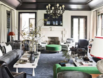 煤灰灰家的客厅要这样。灰色的沙发，可以搭配各种亮色。