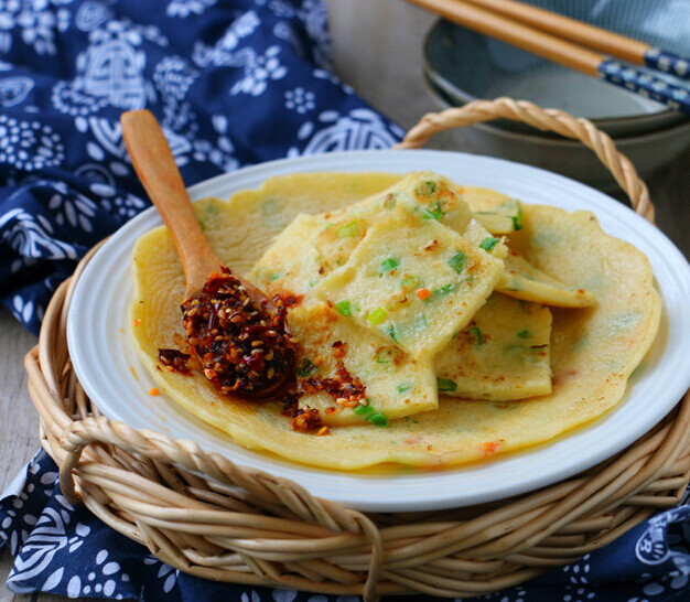 【土豆鸡蛋软饼】材料：土豆一个、胡萝卜一根、鸡蛋一个、 面粉50克、水少许、葱适量、盐适量 做法：1.胡萝卜、土豆去皮切小，葱切葱花。2.将所有材料放入搅拌机内搅拌至无颗粒。3.倒出加入盐，葱花。4.平底锅加少许油，放一大勺面糊倒入锅中，煎熟即可。