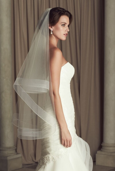 Fingertip-length Veil 长度到指尖左右，看起来非常高贵优雅，是近年最普遍的新娘头纱之一。王妃Kate Middleton也选择在婚礼穿着这种头纱。