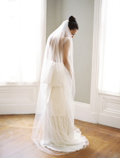 Chapel-length Veil 长身的头纱 (又称为小拖尾)，长度通常与婚纱的长拖尾一样，伸延至地面，看起来非常大方优雅。