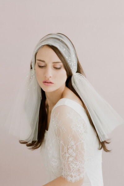Headband 现代版的 Juliet Cap，通常会在颈背或耳下打结。由薄纱或蕾丝制成，也会用亮片、珍珠或刺绣点缀。