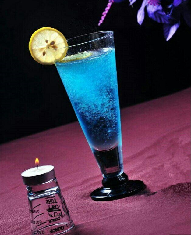 ♧【鸡尾酒 甜品】♧ 『蓝色夏威夷』 冰块放入雪克壶中，加入朗姆酒、蓝橙力娇酒、椰奶摇晃均匀，滤入冰镇的酒杯中，加上菠萝片装饰。