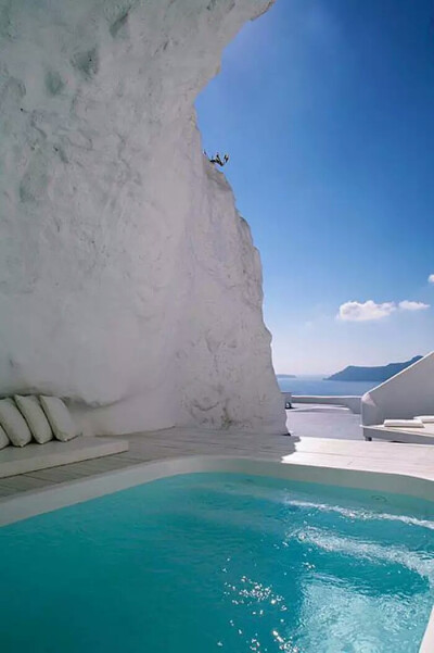 去希腊Katikies Hotel水又清又蓝的洞穴泳池游泳~