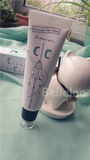 好用的不要不要命的 too cool for school 新品恐龙CC霜  除了水润皮肤以外还控油光滑紧致皮肤，同时加入了彩妆元素 做个懒菇凉，恐龙广场必备 3种遮瑕、腮红和高光  球状造型萌萌哒