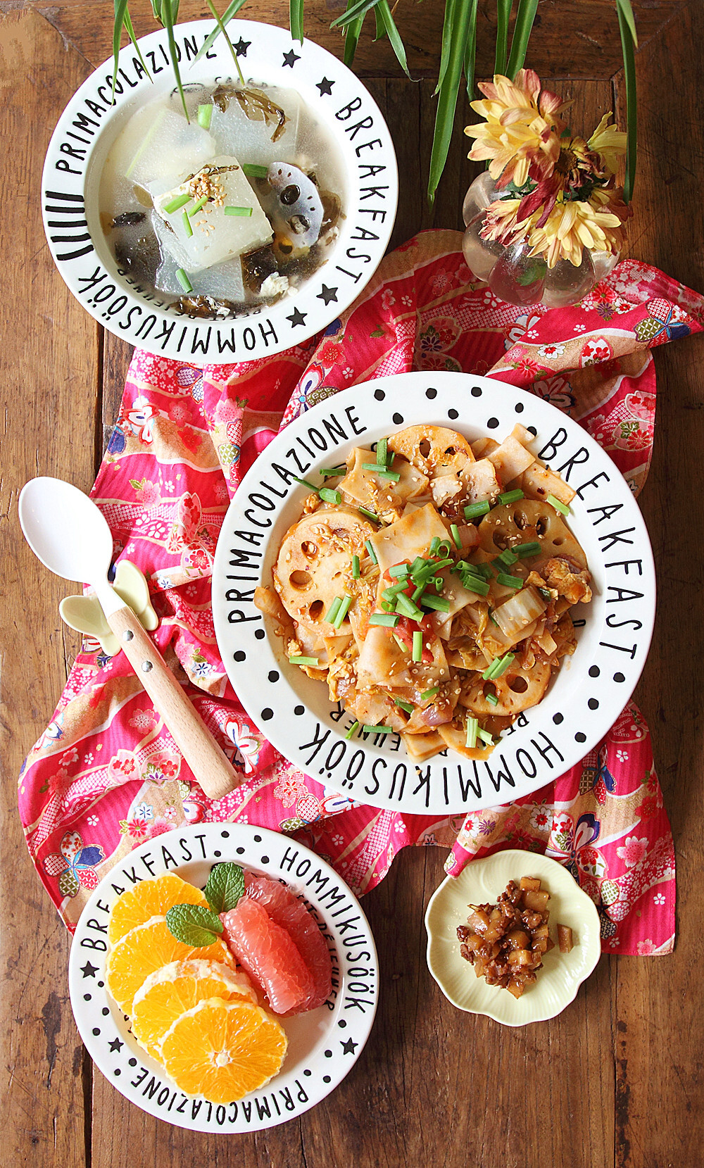 周二早餐：藕片大救架+冬瓜紫菜汤+肉沫咸菜+橙子红柚。最近看大家都在吃藕，也馋了，买了两小节切片煮熟，放在大救架里炒，美味又营养，方子搜以前图片哈。冬瓜用高汤煮熟，放紫菜和蛋花，出锅淋点香油，热乎乎喝一碗暖和得不得了。学姥爷做的炒咸菜，加了肉沫太好吃啦，拌着饵片棒棒哒！