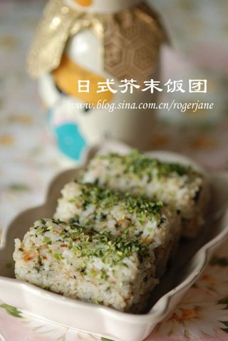 米饭 适量 日式茶泡饭调料 1包 苹果醋（寿司醋）2小勺 海苔碎 适量 作法 1.在米饭里倒入苹果醋或寿司醋，拌和均匀; 2.把调料包倒进米饭里拌匀; 3.装入饭团盒里，压紧后取出来; 4.在饭团上撒上适量的海苔碎即可食用。