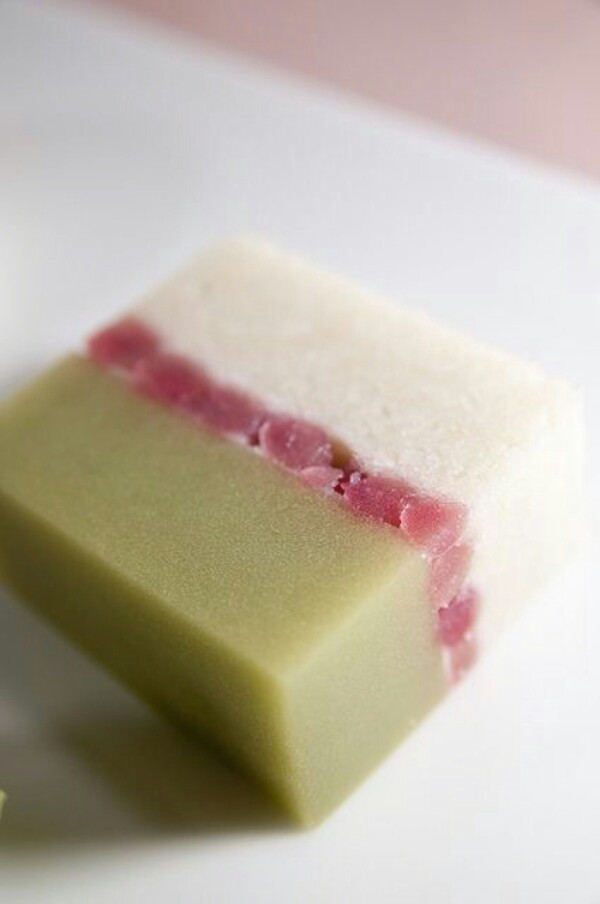 日式点心，抹茶红豆糕。