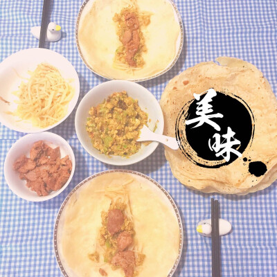 ｛15.10.28｝春饼～土豆丝+叉烧肉+西葫芦炒大酱鸡蛋～智慧齿又开始长了，我忍着痛吃的早饭，不管多痛都阻止不了我吃！