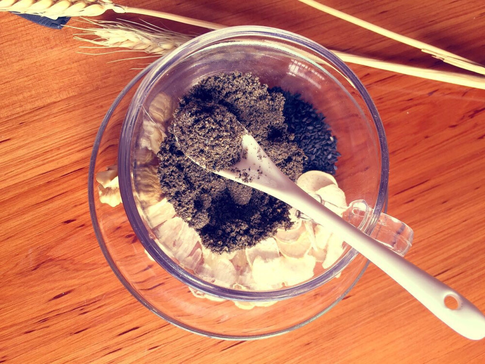 黑芝麻、核桃、白首乌、老冰糖，每天来上2勺，食补就这么简简单单。