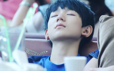 宝宝一定是很累很累吧 这样睡不舒服却还能睡着