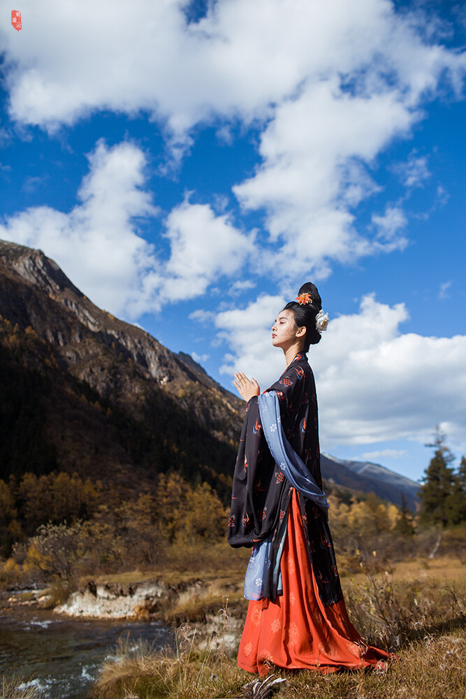 〔 踏月行 〕
水绕青山漂红叶，绿染高原映夭蓝。
手抱琵琶无一语，行板如歌尘世间。