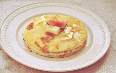 Today's brunch：pancake+蜂糖浆+无花果；杂粮吐司+牛油果+金枪鱼+牛舌 pancake第一次做 不过真是简单又好吃 牛油果做成酱的时候加了盐和芥末也不错