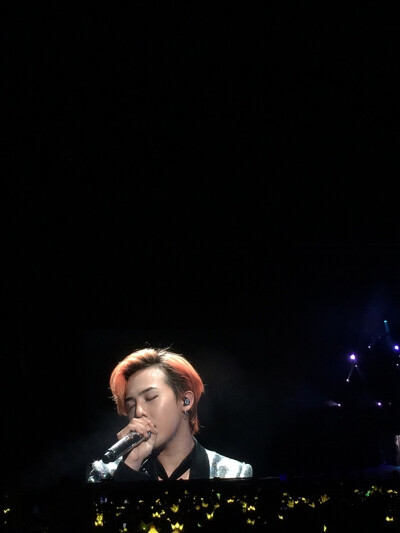 当时在杭州演唱会拍的照片。超帅。