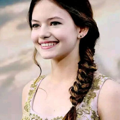 Mackenzie Foy，麦肯基 弗依 长大了！ 扮演 蕾妮斯梅·卡理·卡伦，是斯蒂芬妮·梅尔的畅销魔幻小说《暮光之城·破晓》中的人物，是主人公爱德华和伊莎贝拉的半人类半吸血鬼（混血）女儿，极受宠爱。