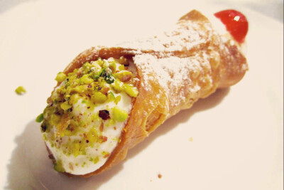 『意式美食 西西里奶酪卷』Cannolo siciliano西西里奶酪卷是意大利西西里岛大区最经典的甜点代表，用香脆的酥皮包裹住甜而不腻的意大利软奶酪，再在两侧沾满巧克力屑或者开心果屑，有时也会在表面上加一条橙子果脯和…